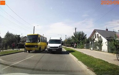 На Львовщине водитель автобуса под кайфом сбил школьницу