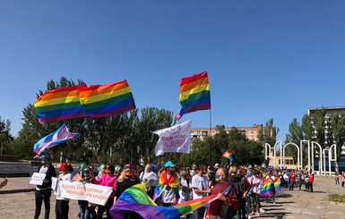 В Запорожье впервые прошла ЛГБТ-акция, на ней сыграли три 