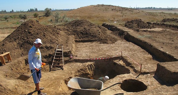 На Арабатской стрелке нашли захоронение знатного воина эпохи средней бронзы