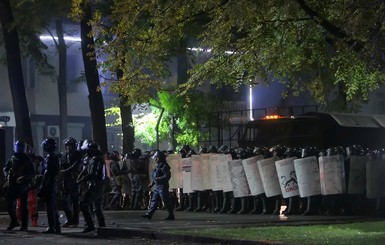 В Бишкеке грузовик наехал на толпу протестующих