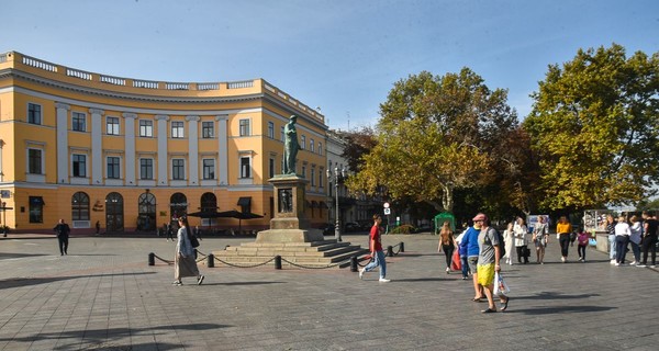 Коронавирусная Одесса: под госпиталь готовят спорткомплекс, а маски все равно не носят