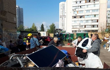 Взрыв на улице Соломии Крушельницкой в Киеве: спасатели достают из завалов одежду, фото и туалетную бумагу