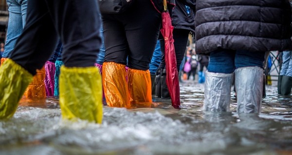 Штормовое предупреждение: на западе Украины - подъем воды в реках, на востоке - пожароопасность