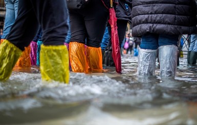 Штормовое предупреждение: на западе Украины - подъем воды в реках, на востоке - пожароопасность