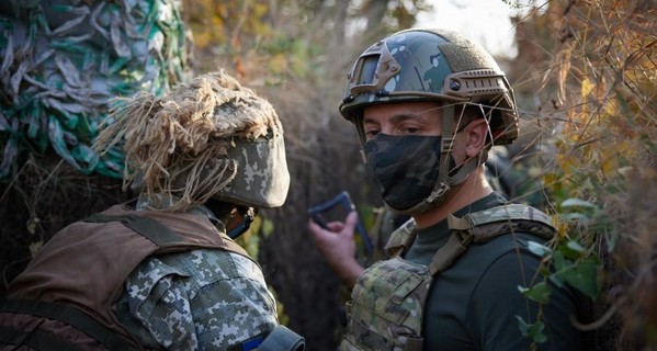 В зоне ООС Зеленскому показали землянку и угостили солдатским обедом