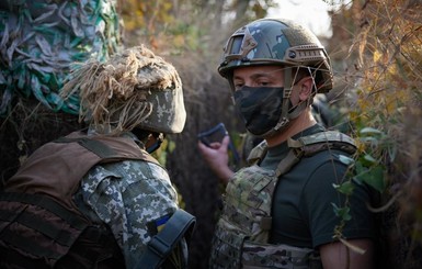 В зоне ООС Зеленскому показали землянку и угостили солдатским обедом