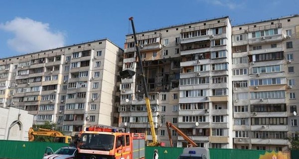 В квартире обрушившегося на Позняках дома нашли взрывоопасные жидкости