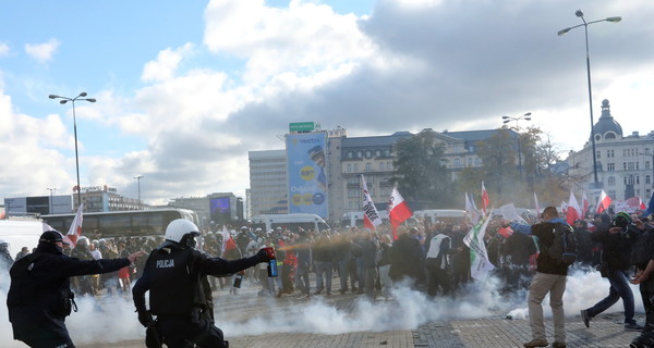 В Польше протестуют против ужесточения запрета абортов и красной зоны - полиция ответила перцовым газом