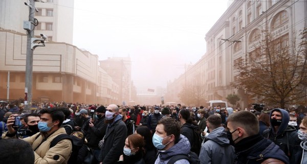 Сотни украинцев пришли под здание КС с чемоданами: хотят 