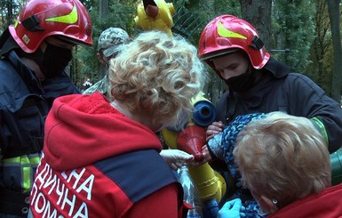 В Хмельницком палец ребенка застрял в металлической горке