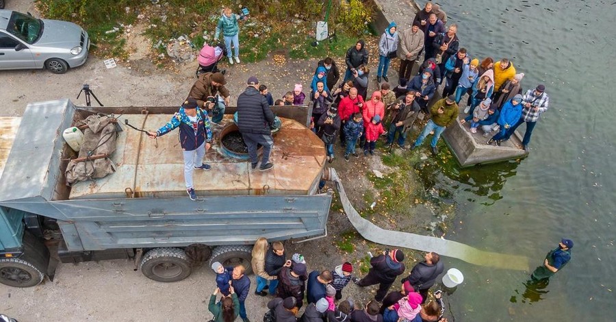 В Днепр выпустили 20 тысяч рыбешек, чтобы спасти реку от опасных водорослей