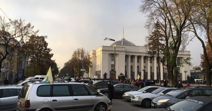 Евробляхеры подрались с полицией во время протестов под Радой