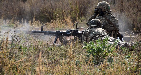 На Донбассе украинского военнослужащего ранило сброшенной с беспилотника осколочной гранатой