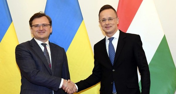 Главы МИД Украины и Венгрии помирились благодаря коронавирусу и футболу