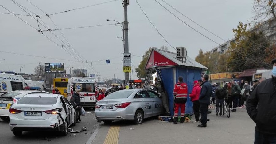 В Киеве автомобиль вылетел на тротуар, врезавшись в киоск. Погибла девушка 