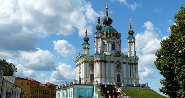 В центре Киева полуобнаженные девушки снимали ролик на крыльце Андреевской церкви