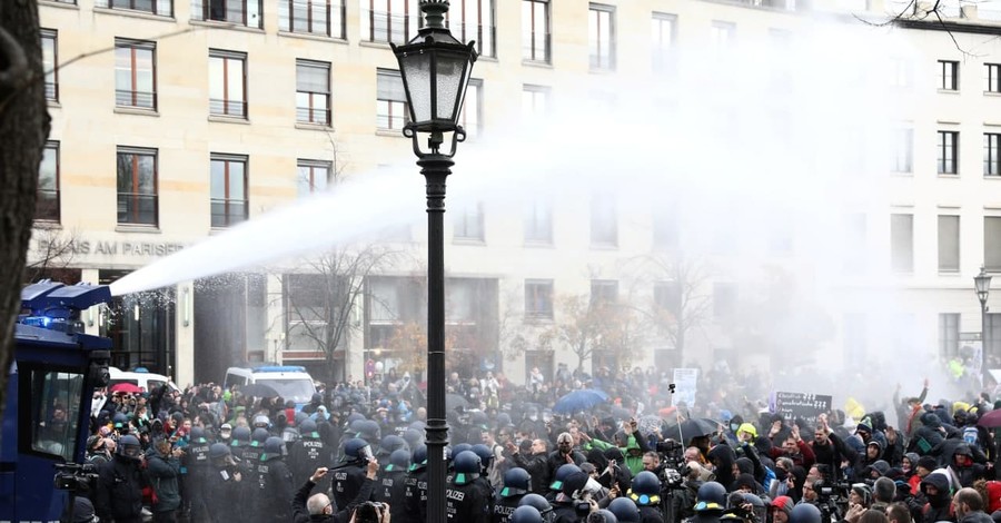 Протесты в Берлине против карантина: силовики применили водометы и перцовые баллончики