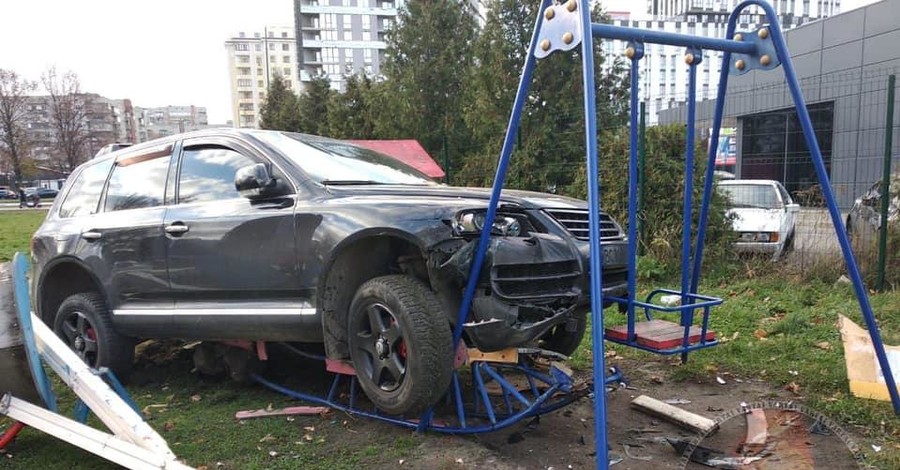 Во Львове пьяный полицейский зацепил несколько авто и вылетел на детскую площадку