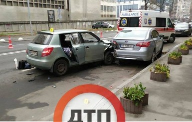 Киевский таксист уснул за рулем и врезался в машину: погибла пассажирка