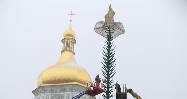 В Киеве начали устанавливать новогоднюю елку