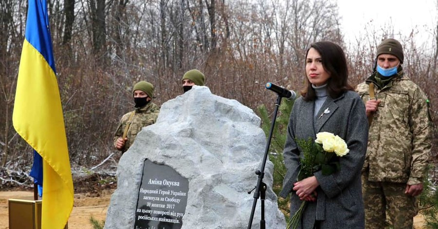 На месте гибели Амины Окуевой написали, что она погибла от рук российских наемников