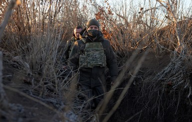 Владимир Зеленский в день ВСУ уехал на Донбасс и получил подарок из артиллерийских снарядов