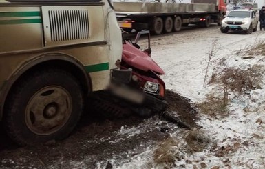 Под Одессой машина врезалась в автобус, водитель погиб