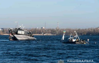 Полиция расследует крушение баржи под Запорожьем: назначен ряд экспертиз