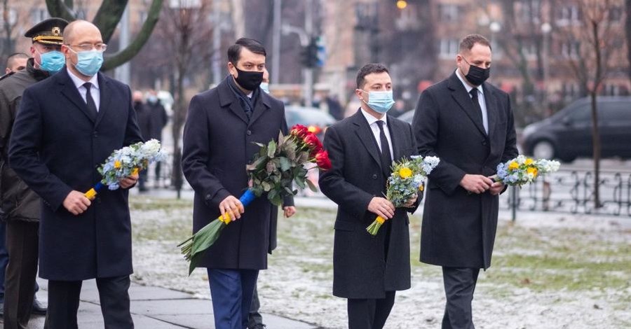 Президент, премьер и глава Рады почтили подвиг ликвидаторов чернобыльской катастрофы