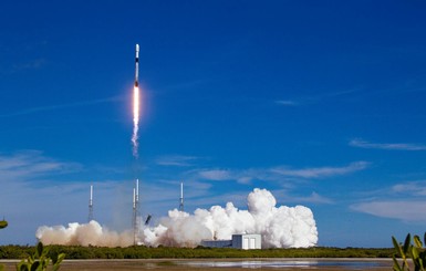 SpaceX провела 25 запуск за год - вывела на орбиту американский спутник