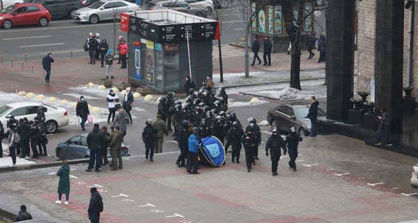 На Майдане полиция отобрала палатки у протестующих ФОПов - они в ответ применили газ