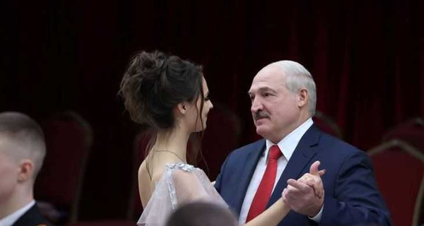 Лукашенко по традиции станцевал вальс с юной красавицей на новогоднем балу