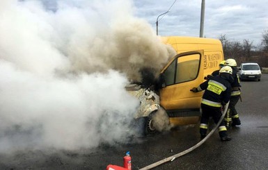 В Днепре на ходу воспламенился микроавтобус, капот сгорел