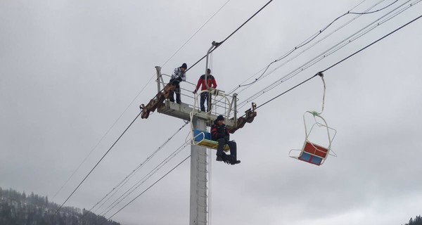 В Карпатах 14 человек застряли на сломавшемся подъемнике