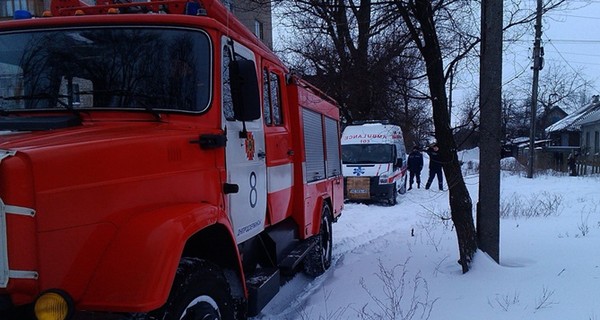 Под Днепром скорая помощь  с роженицей застряла в снегу