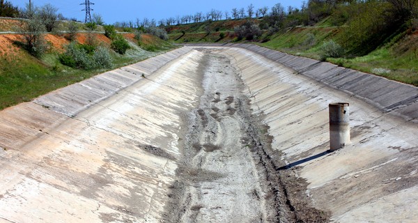 В городах вода по графику, не хватает и фермерам: грозит ли Крыму экологическая катастрофа