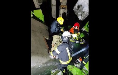 В Киеве на стройке под обломками рухнувшего здания оказался вагончик с рабочими