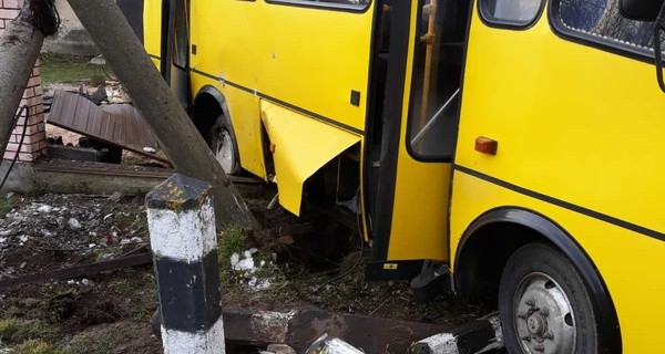 На Львовщине столкнулись рейсовый автобус и поезд, погиб пассажир