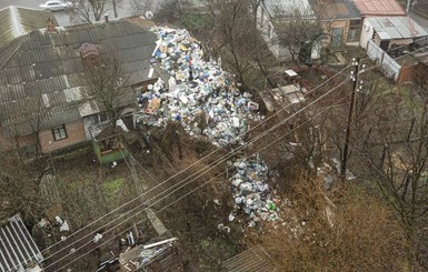 В Полтаве пенсионерка 15 лет собирала мусор в своем дворе: гора отходов выше дома