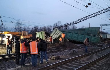 Сход вагонов на Днепропетровщине: часть пассажиров поездов пересадят на автотранспорт