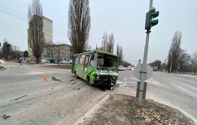 В Харькове грузовик снес маршрутку. Три человека пострадали