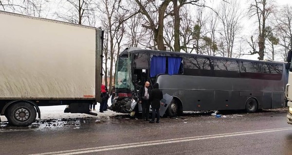 В Винницкой области столкнулись автобус, четыре грузовых автомобиля и две легковушки