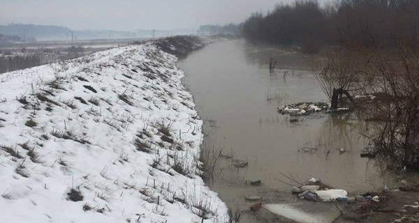 В Закарпатье прорвало дамбу, затоплены села, люди строят плотины из мешков