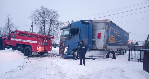 Сложная погода в Украине продолжается, действуют ограничения для транспорта на нескольких дорогах