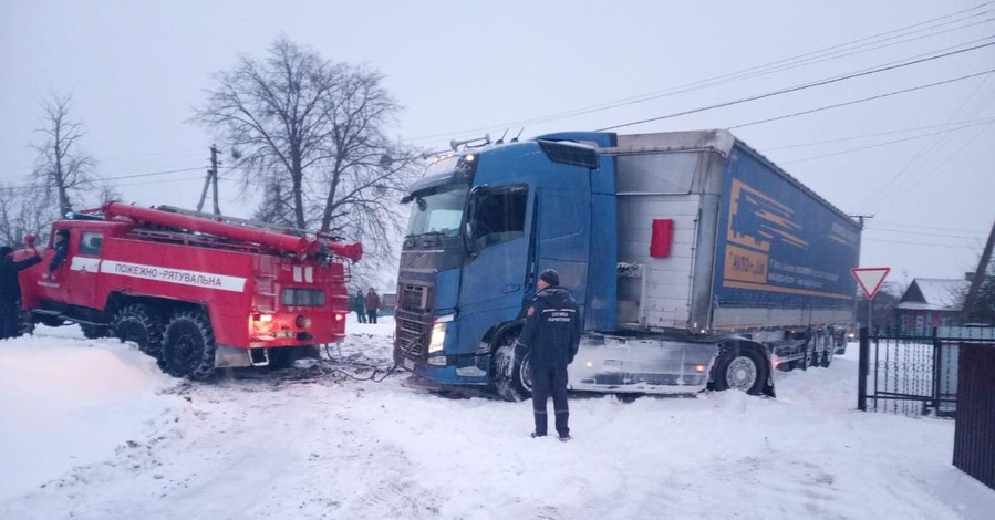 Сложная погода в Украине продолжается, действуют ограничения для транспорта на нескольких дорогах