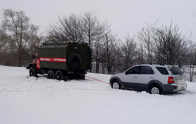 Американец прилетел в Украину и тут же застрял на заснеженной дороге