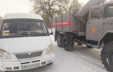 В Хмельницкой области в снежных сугробах застрял автобус с детьми