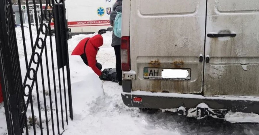 В Киеве микроавтобус насмерть сбил пожилую женщину, выезжая по сугробам