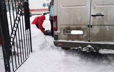 В Киеве микроавтобус насмерть сбил пожилую женщину, выезжая по сугробам