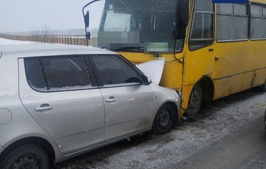 Под Киевом легковушка врезалась в лоб пассажирскому автобусу: пострадали два человека